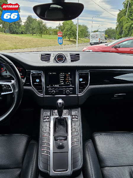 2015 Porsche Macan S - Image 11