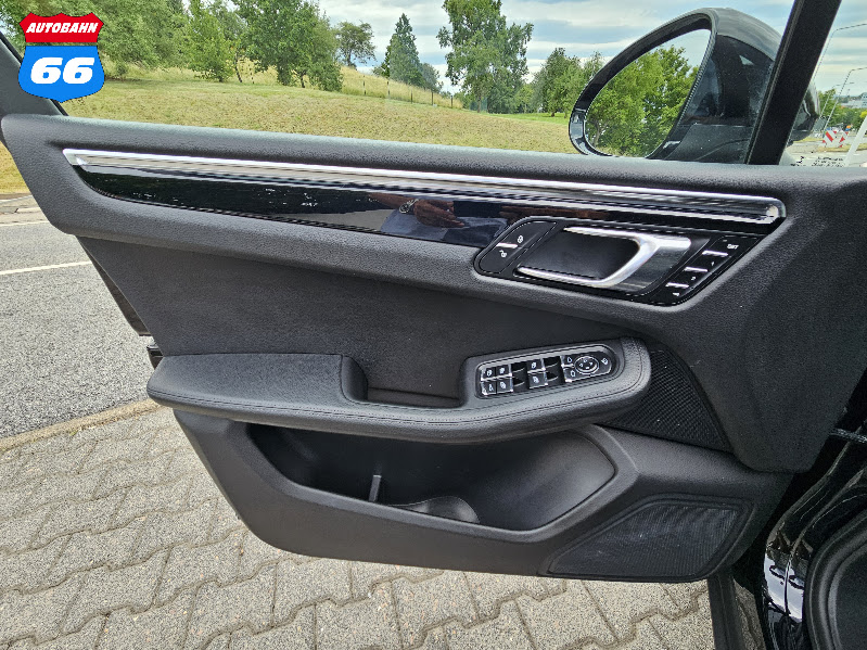 2015 Porsche Macan S - Image 14