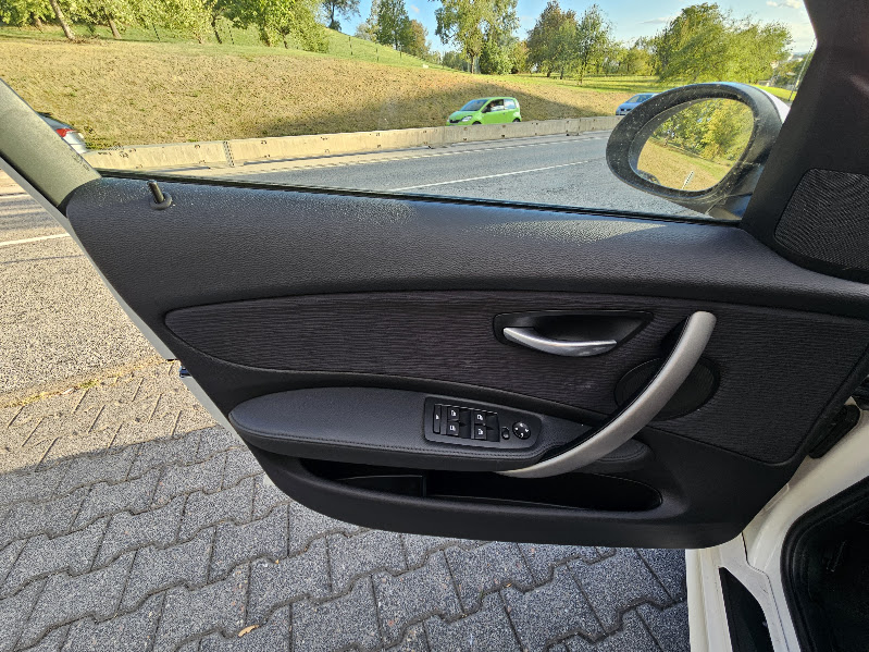 EU-Spec 2009 BMW 116i - Image 11